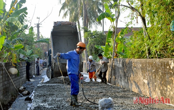 Người dân xóm 7, xã Diễn Yên gấp rút làm những đoạn đường cuối cùng  để đón Bằng công nhận Nông thôn mới.