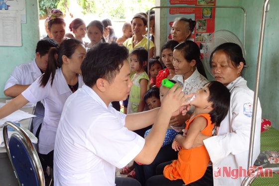 Bác sỹ CLB thầy thuốc trẻ Quỳ Châu khám, chữa bệnh tại xã Châu Nga 1. Ảnh: Như Trang