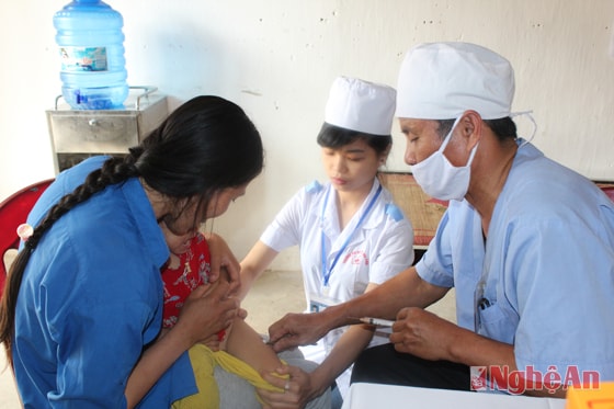 Bác sỹ điều trị cho bệnh nhân tại Trạm Y tế  xã Quỳnh Phương - Quỳnh Lưu. Ảnh: T.S