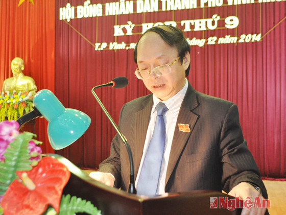 Ông Nguyễn Văn Chỉnh - Phó Chủ tịch UBND thành phố  báo cáo tình hình thực hiện kinh tế - xã hội năm 2014