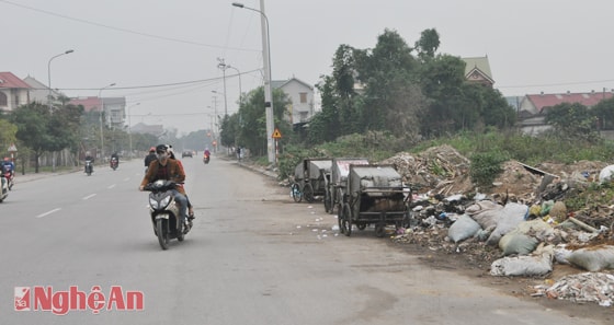 Rác, xe đẩy rác nằm ngay sát lề đường Phạm Đình Toái (ảnh chụp lúc 7 giờ 10 phút ngày 25/12/2014)