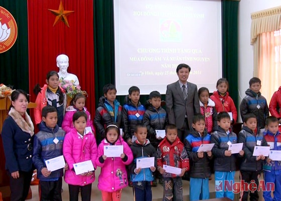 Trao quà cho học sinh có hoàn cảnh khó khăn vươn lên học tốt.