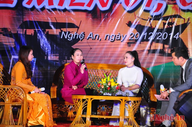 Đồng chí Đinh Thị Lệ Thanh và NSND Hồng Lựu giao lưu cùng khán giả. Ảnh: Thành Chung