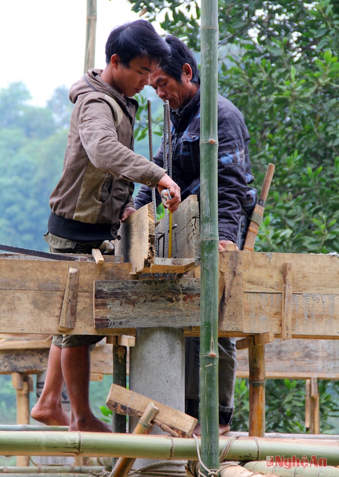 Dựng lõi thép trong cột và xà bằng bê tông.