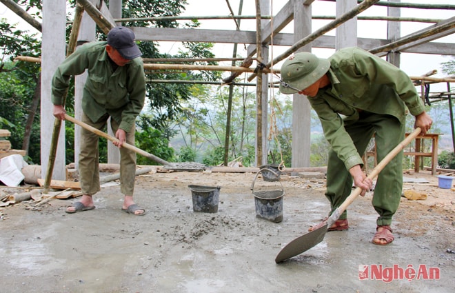 Trộn bê tông để đổ cột nhà sàn.