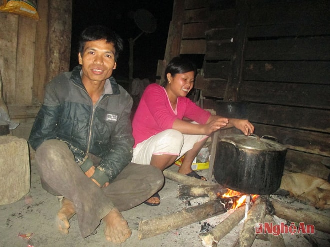 Anh Sách, chị Chiên bên bếp lửa ngày Đông.
