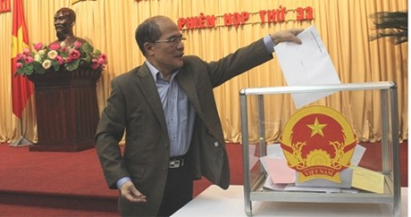 Chủ tịch Quốc hội Nguyễn Sinh Hùng thực hiện lấy phiếu tín nhiệm Đảng đoàn Quốc hội.