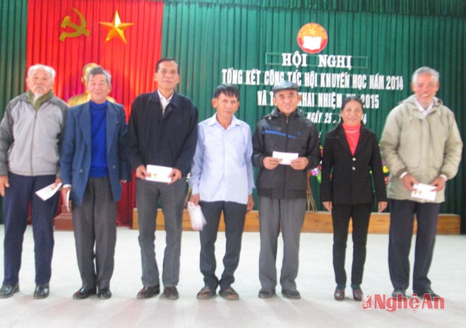 Trao thưởng cho các tập thể đạt thành tích trong phong trào khuyến học năm 2014