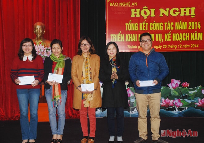 Đồng chí Hồ Thị Ngân- Phó TBT Báo Nghệ An trao thưởng 4 tổ công đoàn suất sắc  năm 2014