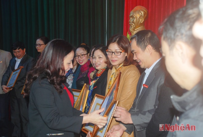 TBT Phạm Thị Hồng Toan trao giấy  khen cho các đồng chí đạt chiến sỹ thi đua cấp cơ sở
