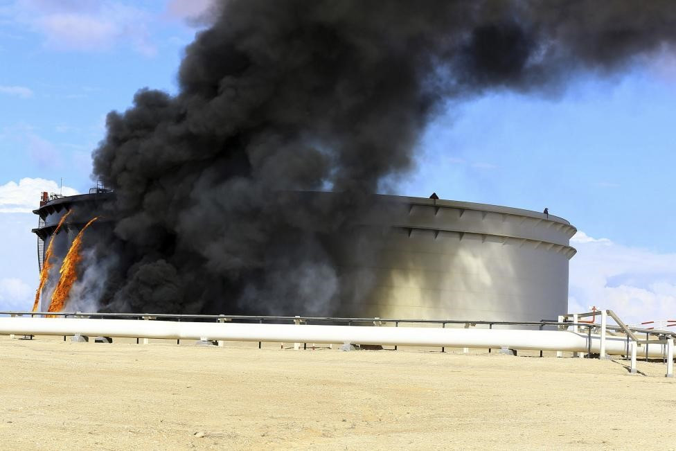 “Khói đen bao trùm bể chứa dầu bị rocket bắn trúng ngày 25/12/2014 tại cảng Es Sider,Libya”