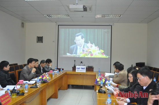 Các đại biểu theo dõi hội nghị từ điểm cầu Nghệ An