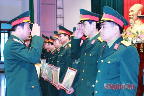 Thiếu tướng Nguyễn Hữu Truyền - Phó Tham mưu trưởng BTL Quân khu IV trao bằng khen cho các đơn vị đạt thành tích xuất sắc trong năm 2014