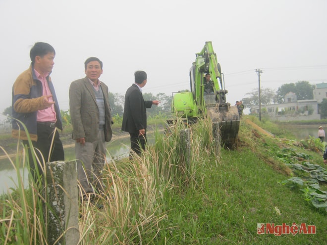 Cán bộ thủy lợi chỉ đạo máy móc giải tỏa vi phạm hành lang kênh Đô Lương