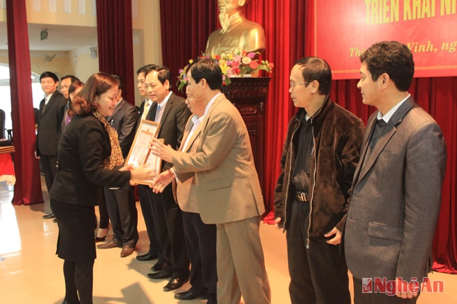 Trao giấy khen cho các TCCS Đảng đạt danh hiệu TSVM tiêu biểu (Ảnh: Trung Thành - Đảng ủy khối CCQ tỉnh)