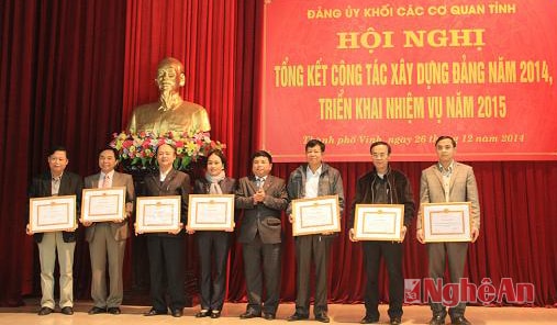 Trao giấy khen cho các TCCS Đảng đạt kết quả trong công tác kiểm tra giám sát