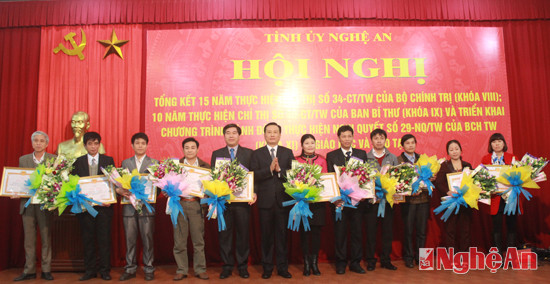 Đồng chí Lê Quang Huy trao bằng khen cho các tập thể có thành tích xuất sắc