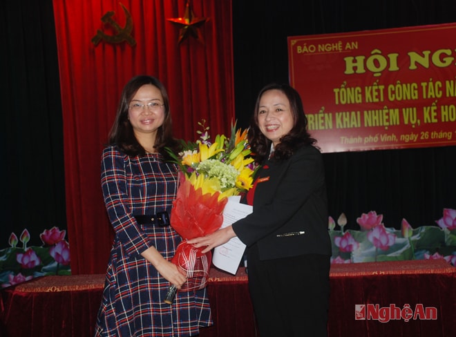 Đồng chí Phạm Thị Hồng Toan- Tỉnh ủy viên -TBT Báo Nghệ An trao Quyết định bổ nhiệm phó phòng Điện Tử cho đồng chí AN NHÂN