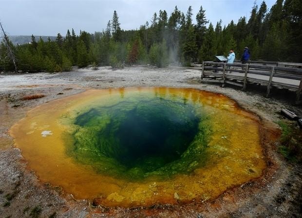 Suối nước nóng đổi màu ở Công viên Yellowstone (Mỹ)