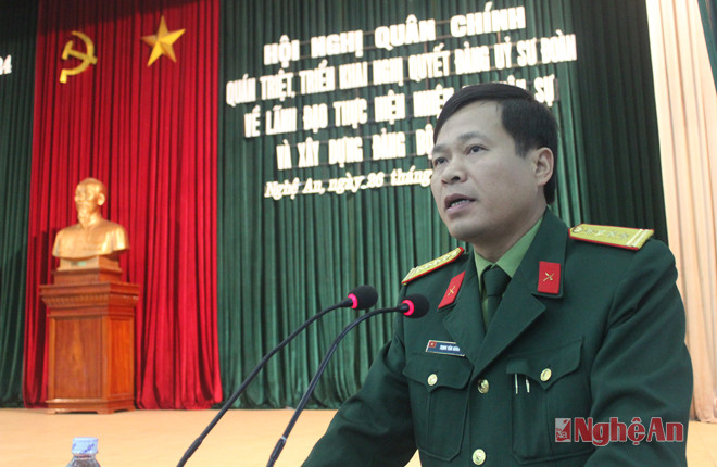 Đồng chí Đại tá Trịnh Văn Hùng, chính ủy Sư đoàn chủ trì hội nghị