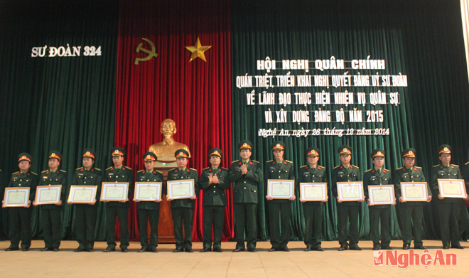 Lãnh đạo, chỉ huy Sư đoàn trao tặng các tập thể, cá nhân được khen thưởng trong phong trào thi đua quyết thắng.