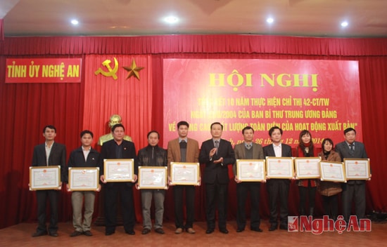 Đồng chí Lê Quang Huy trao bằng khen cho các tập thể