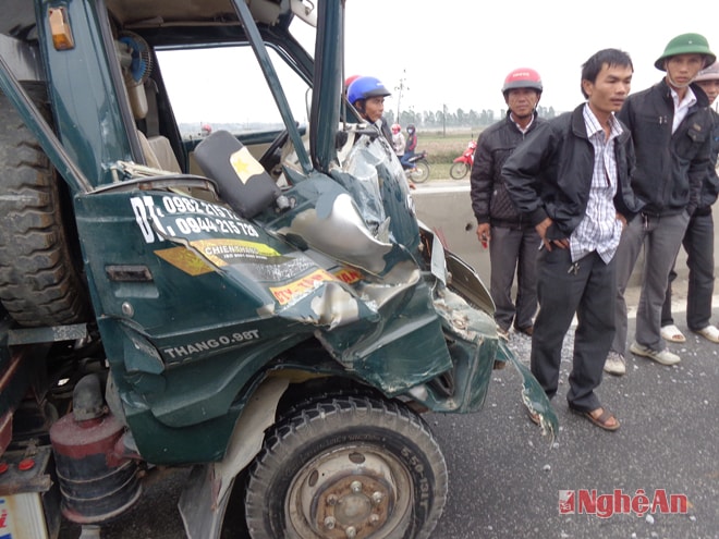 Xe tải bi hư hỏng nặng