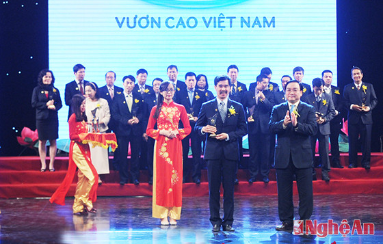 Ông Nguyễn Quốc Khánh – Giám đốc Điều hành Vinamilk (giữa) đại diện doanh nghiệp  đón nhận danh hiệu Thương hiệu Quốc gia năm 2014.