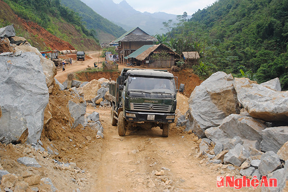 Tuyến đường Tây Nghệ An đoạn qua xã Nhôn Mai (Tương Dương) đã thông xe.