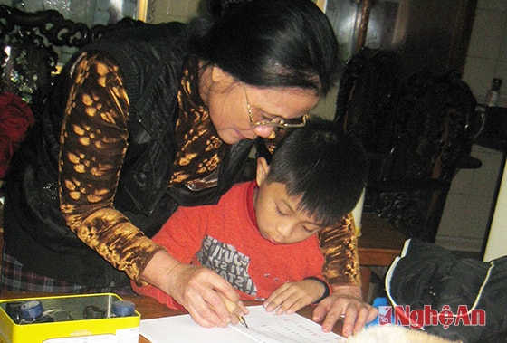 Cô Đào Thị Dinh đang hướng dẫn học viên luyện chữ