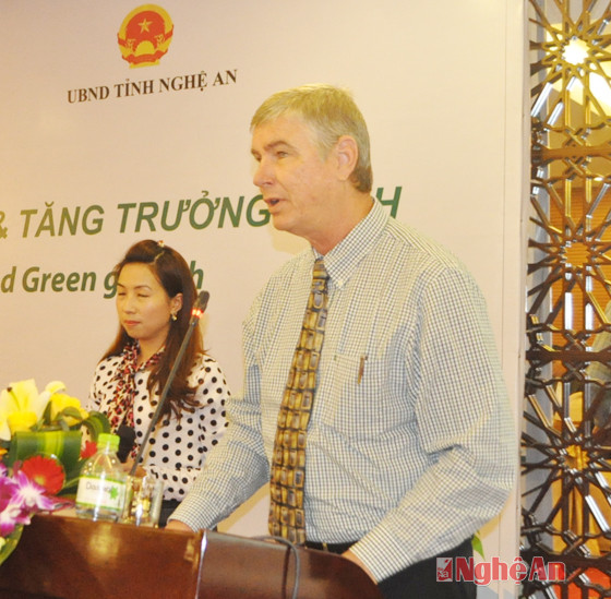 Ngài Mark Fenn - Giám đốc Dự án Rừng và Đồng bằng tại Việt Nam phát biểu làm rõ những ảnh hưởng của biến đối khí hậu đối với Nghệ An