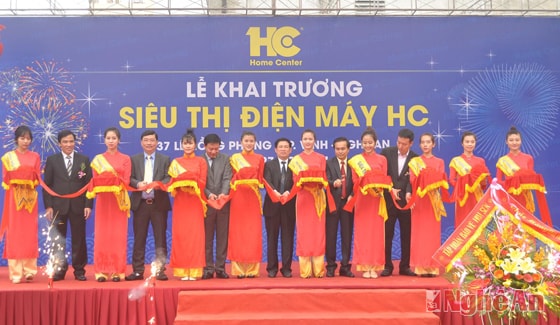 Cắt băng khai trương Siêu thị HC