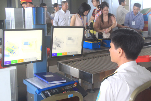 Kiểm tra an ninh hàng không tại sân bay Nội Bài. 