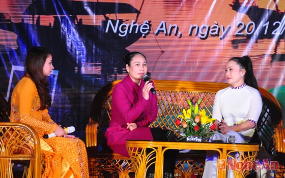 Đồng chí Đinh Thị Lệ Thanh giao lưu tại Chương trình “Về miền ví, giặm” do cựu học sinh Trường THPT chuyên Phan Bội Châu tổ chức. Ảnh: T.C
