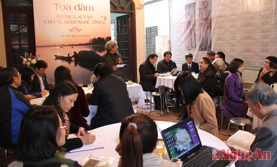 Tọa đàm “Tương lai nào  cho ví, giặm Nghệ Tĩnh?”. Ảnh: T.H
