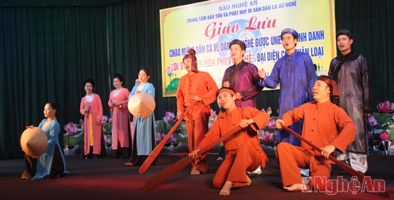 Tiết mục giao lưu chào mừng Dân ca ví, giặm được UNESCO vinh danh tại Báo Nghệ An. Ảnh: N.S