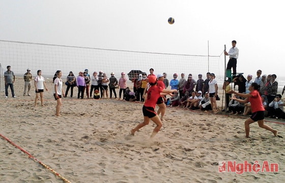 Một trận đấu ở Giải bóng chuyền bãi biển huyện Quỳnh Lưu năm 2014.