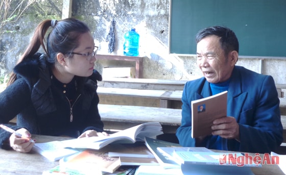 Nhà thơ Mạc Thực Thái Doãn Chất trò chuyện với tác giả.