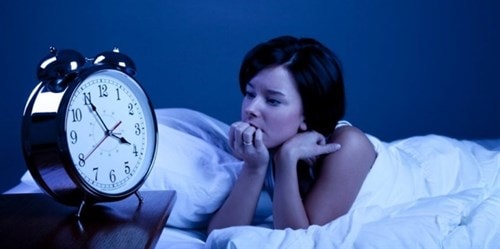 Mất ngủ làm bạn luôn cảm thấy mệt mỏi và khó chịu trong người.