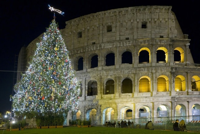 Cây thông Noel được trang trí lung linh bên cạnh đấu trường Coliseum ở Italia ngày Giáng sinh. Ảnh minh họa (Nguồn: Rex)