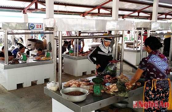Khu bán thực phẩm tươi sống tại chợ Phuống, xã Thanh Giang (Thanh Chương) được Dự án LIFSAP  hỗ trợ cải tạo theo mẫu chuẩn.
