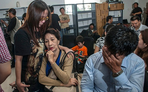 Người thân của những hành khách trên chuyến bay QZ8501 đang tỏ ra rất hoang mang. (Ảnh: EPA)