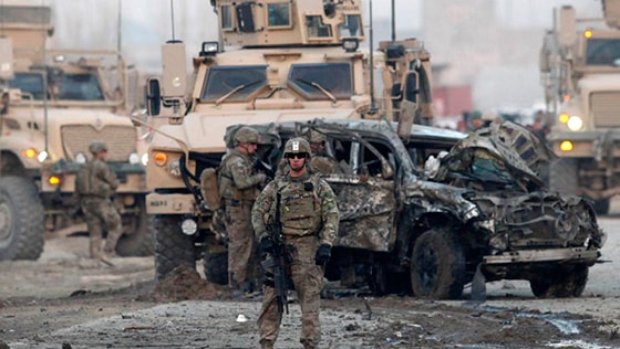Các binh lính Mỹ tại hiện trường một vụ đánh bom xe ở Thủ đô Kabul hôm 10/2/2014. Ảnh: Reuters/Mohammad Ismail