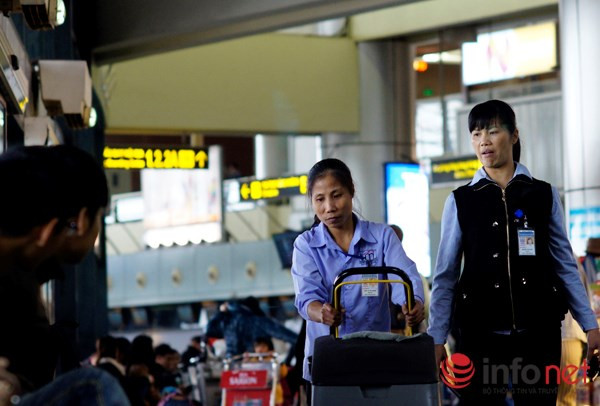 Theo ghi nhận của PV Infonet, thời gian gần đây, nhân viên sân bay Nội Bài đã có nhiều thay đổi sau chỉ đạo của Bộ trưởng Thăng.