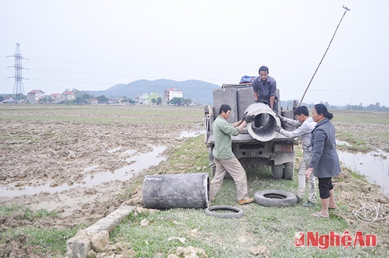 Người dân xã Đà Sơn (Đođầu tư làm giao thông, thủy lợi nội đồng  sau dồn điền đổi thửa.
