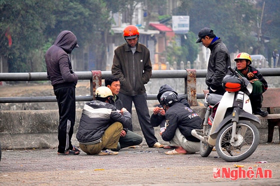 Lao động tự do tụ tập chờ việc tại cầu Kênh Bắc.