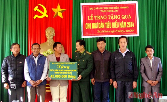 Trao quà cho các ngư dân.