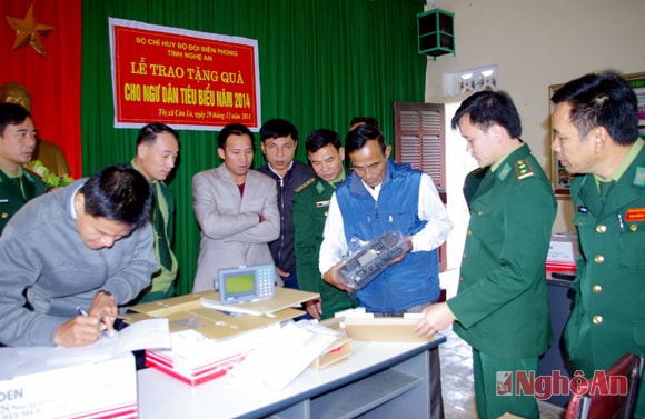 Hướng dẫn ngư dân sử dụng các thiết bị