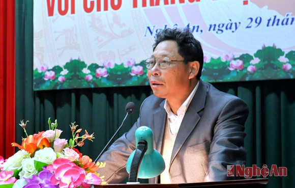 Ông Hoàng Xuân Tin - chủ trang trại nuôi tôm ở Quỳnh Bảng, Quỳnh Lưu phát biểu ý kiến.