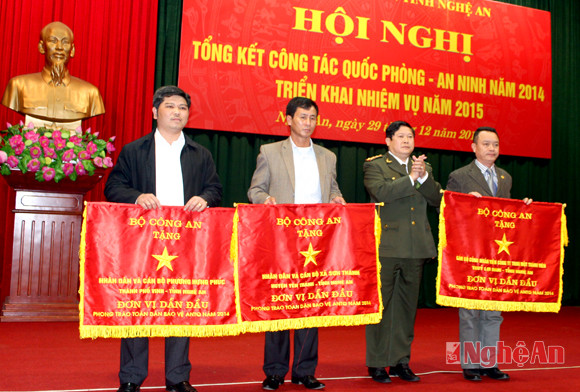 Đại tá Phan Nguyên Hùng - Phó Cục trưởng Cục An ninh xã hội Bộ Công an tặng cờ thi đua cho các tập thể.